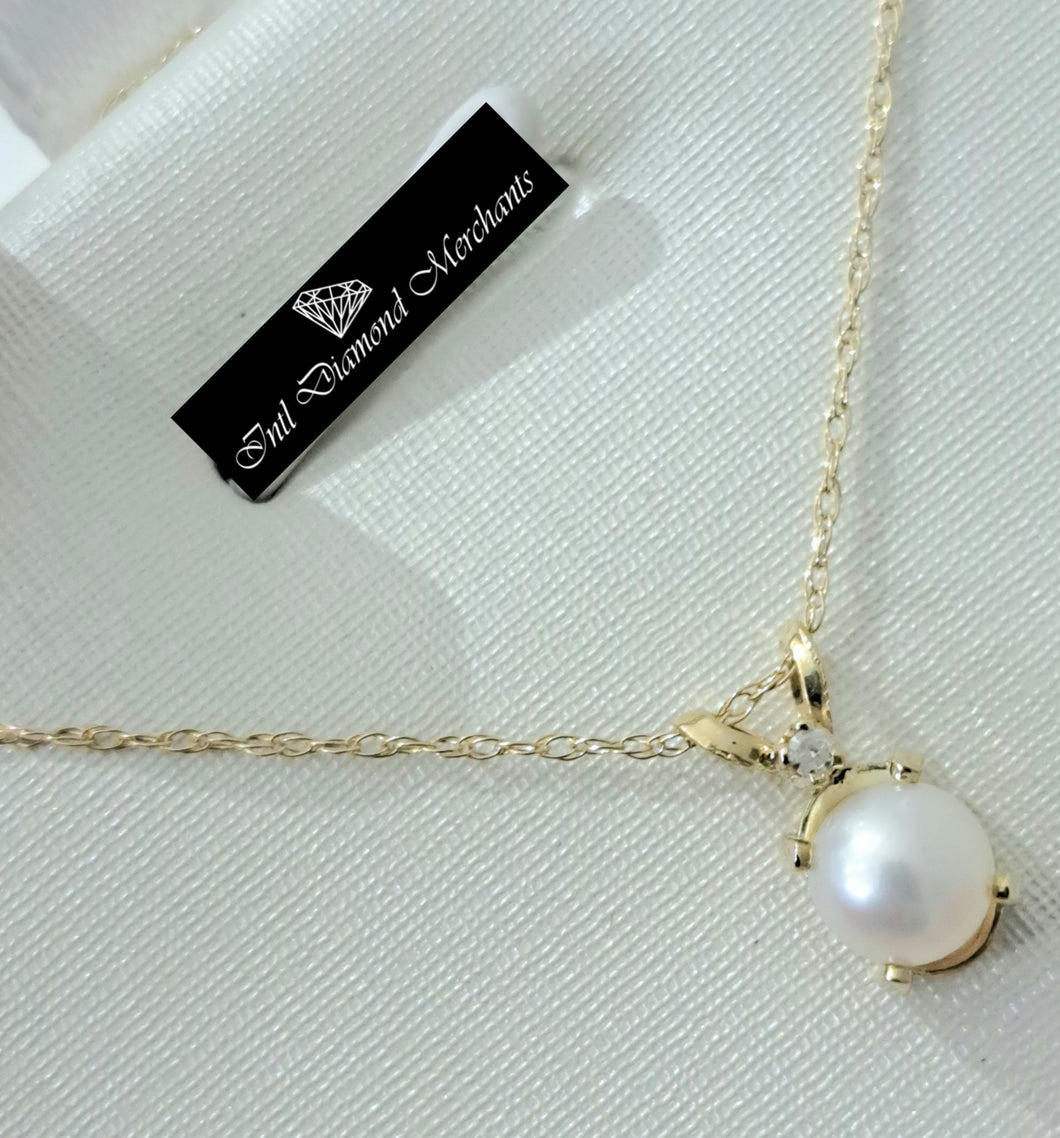 0.01ct [1] Round Cut Diamond | Pearl Centre Pendant with Chain | 10kt Yellow Gold