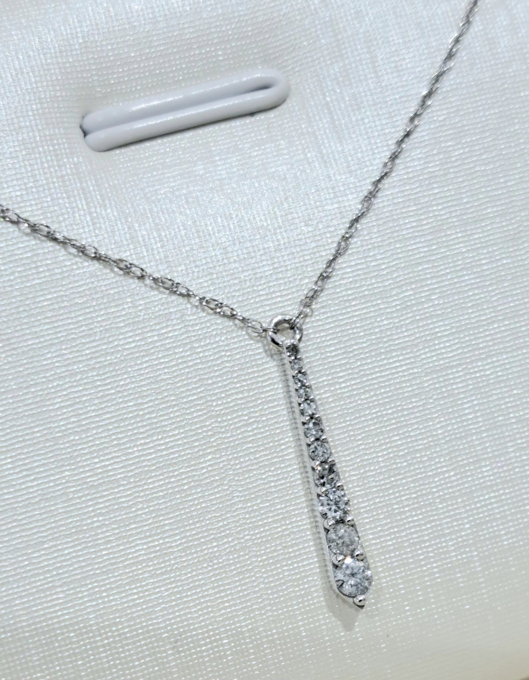 0.160cts [11] Round Cut Diamonds | Pendant and Chain | 10kt White Gold